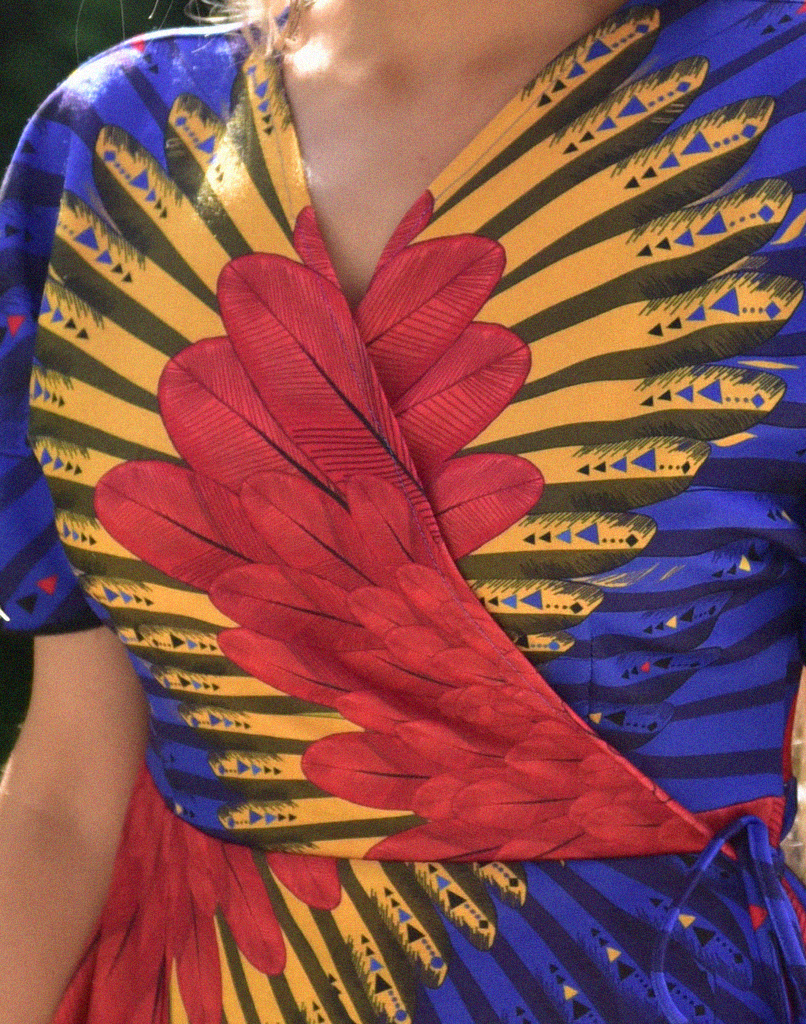 Sukienka- kopertowa- mini- Ara- Macaw- detail